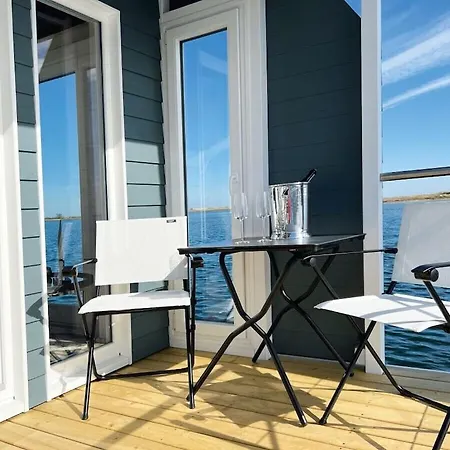 Houseboat Stern V Botel *