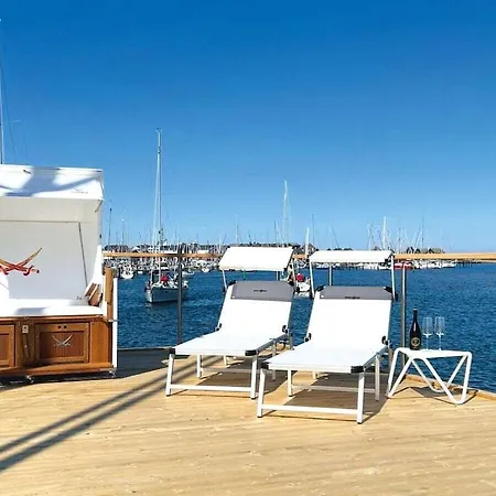 Botel Houseboat Stern V *