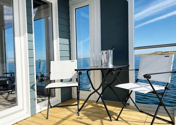 Houseboat Stern V Botel *