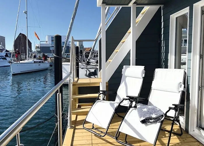 Botel Houseboat Stern V