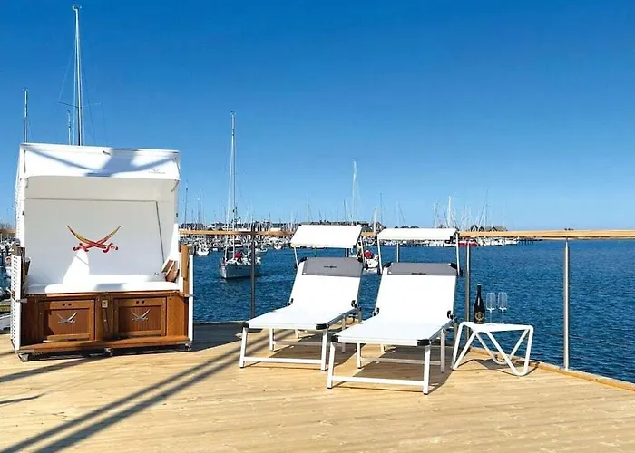 Botel Houseboat Stern V *