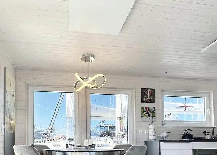 Houseboat Stern V Botel