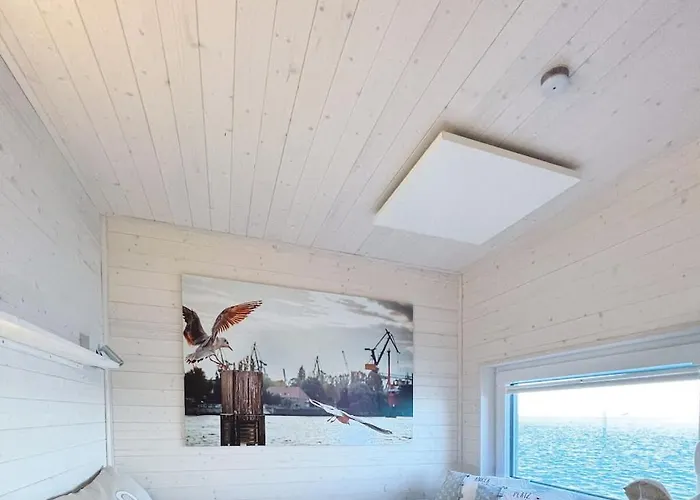 Houseboat Stern V Botel Heiligenhafen